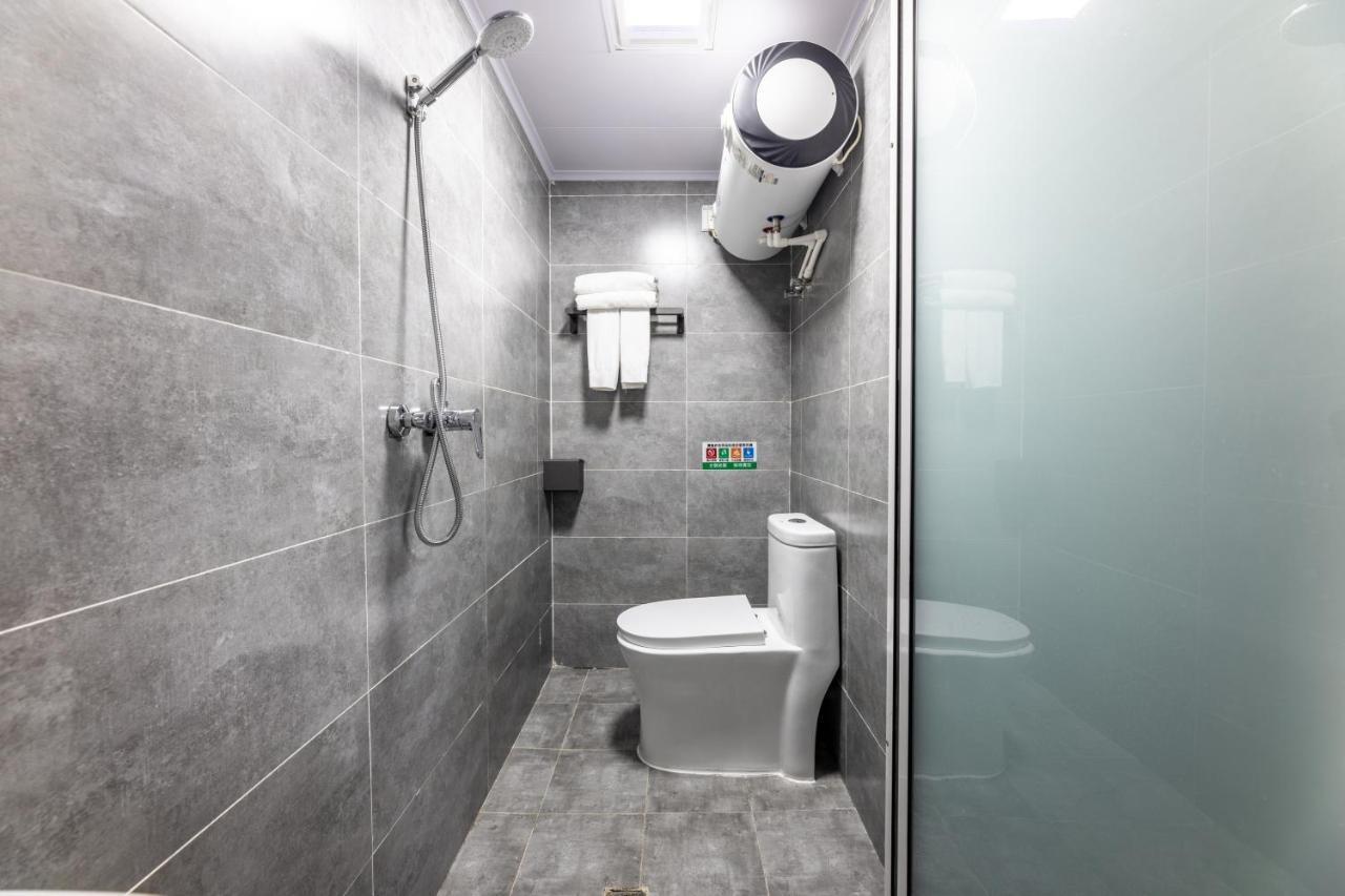 בייג'ינג Happy Dragon Hotel -- Nearby Tiananmen Square & Forbidden City & Wangfujing Street & Line 5,6,8 Subway Nearby & Free Coffee & Free Laundry & Fluent English Speaking & Tourist Attractions Ticket Service & Free Wifi Unlimited For Western Software מראה חיצוני תמונה