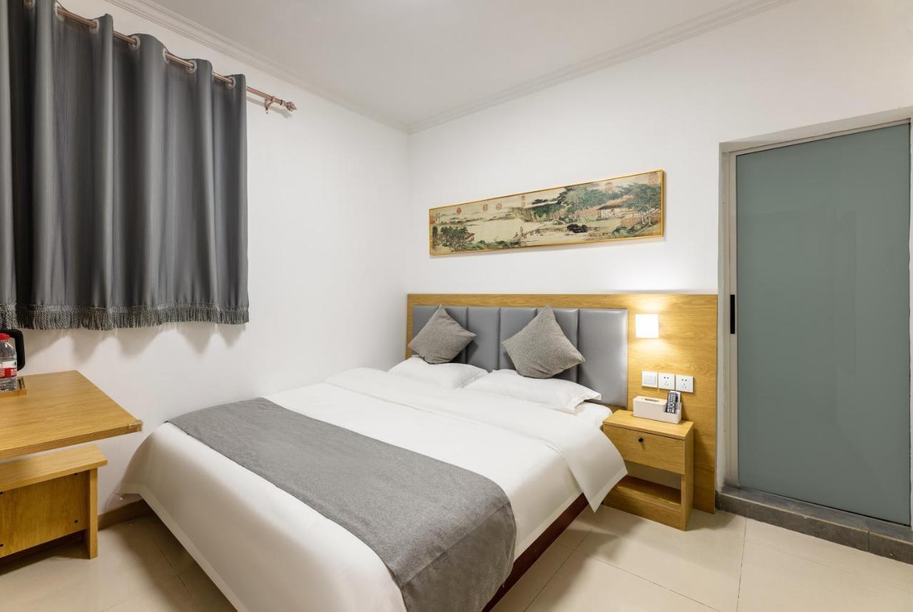 בייג'ינג Happy Dragon Hotel -- Nearby Tiananmen Square & Forbidden City & Wangfujing Street & Line 5,6,8 Subway Nearby & Free Coffee & Free Laundry & Fluent English Speaking & Tourist Attractions Ticket Service & Free Wifi Unlimited For Western Software מראה חיצוני תמונה