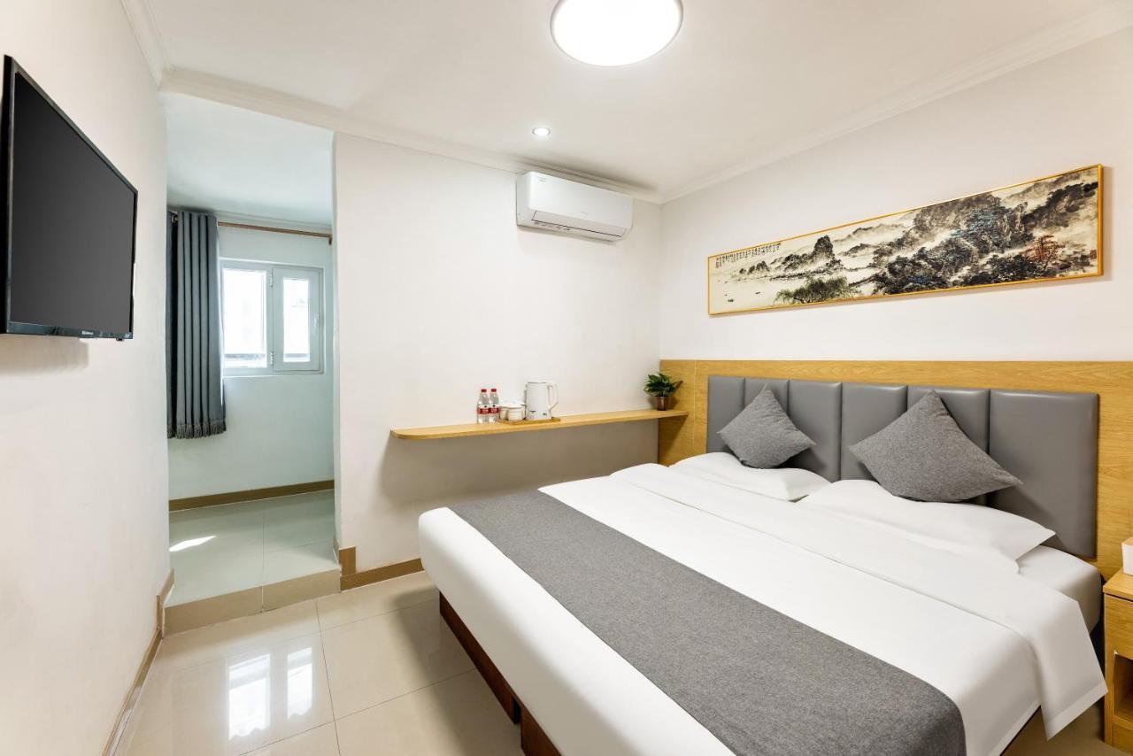 בייג'ינג Happy Dragon Hotel -- Nearby Tiananmen Square & Forbidden City & Wangfujing Street & Line 5,6,8 Subway Nearby & Free Coffee & Free Laundry & Fluent English Speaking & Tourist Attractions Ticket Service & Free Wifi Unlimited For Western Software מראה חיצוני תמונה