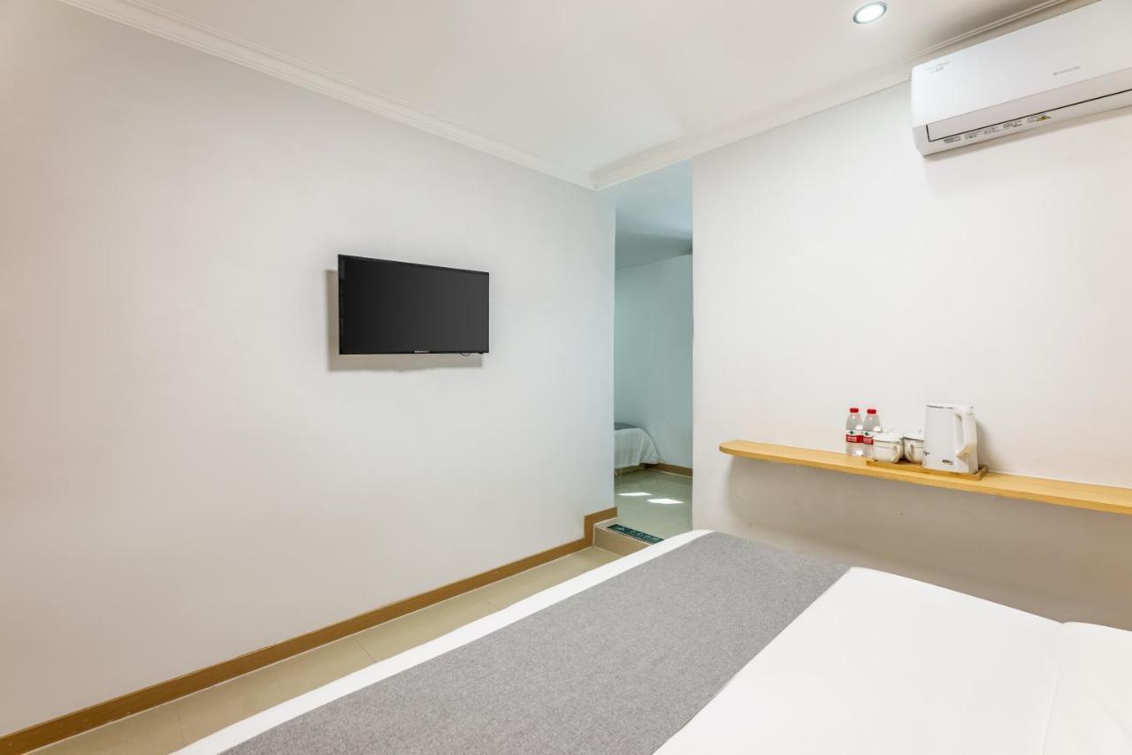 בייג'ינג Happy Dragon Hotel -- Nearby Tiananmen Square & Forbidden City & Wangfujing Street & Line 5,6,8 Subway Nearby & Free Coffee & Free Laundry & Fluent English Speaking & Tourist Attractions Ticket Service & Free Wifi Unlimited For Western Software מראה חיצוני תמונה