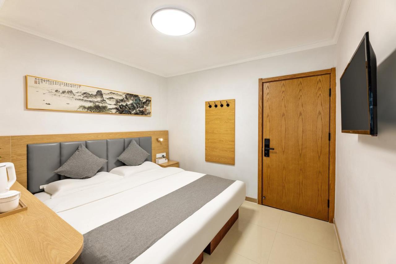 בייג'ינג Happy Dragon Hotel -- Nearby Tiananmen Square & Forbidden City & Wangfujing Street & Line 5,6,8 Subway Nearby & Free Coffee & Free Laundry & Fluent English Speaking & Tourist Attractions Ticket Service & Free Wifi Unlimited For Western Software מראה חיצוני תמונה