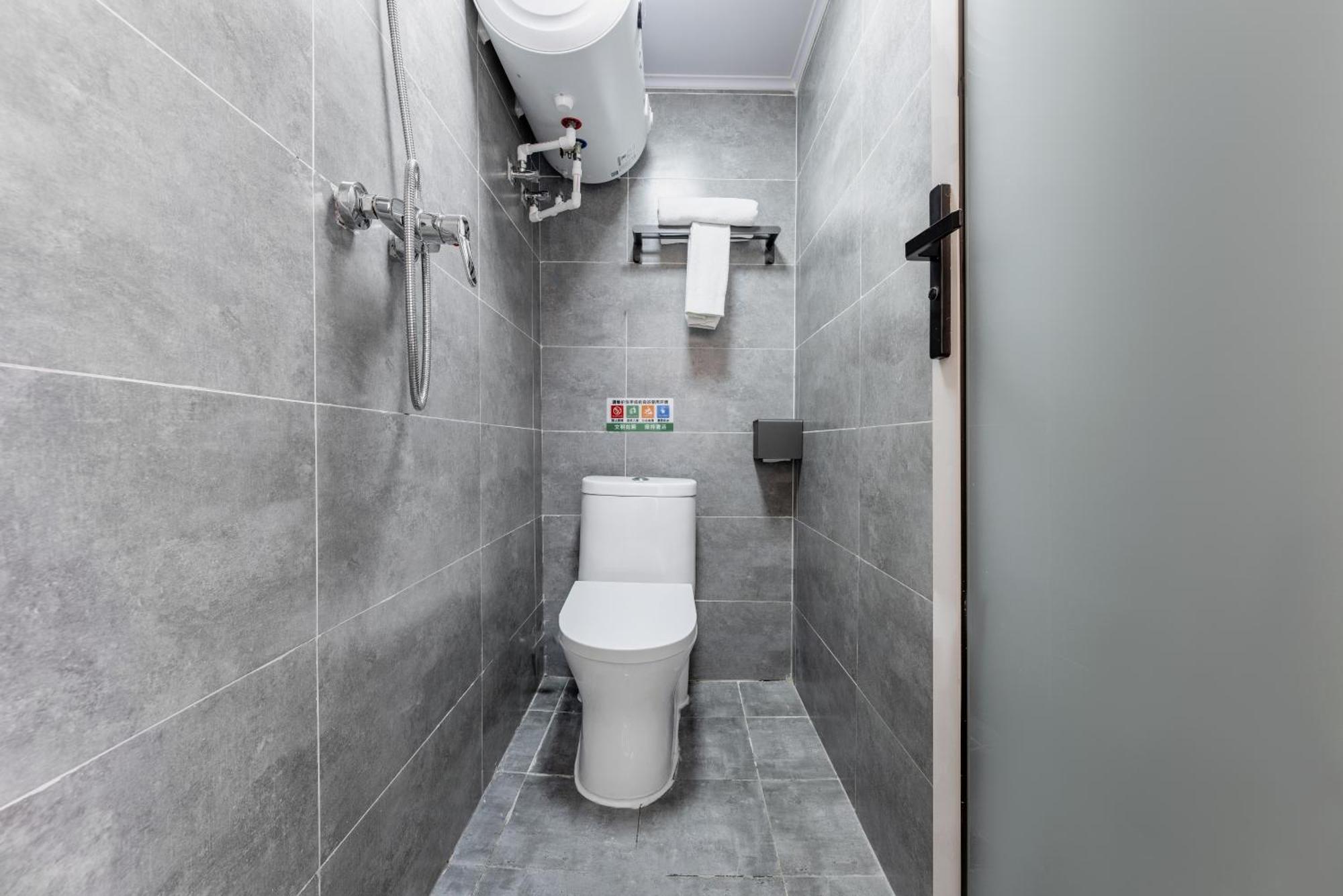 בייג'ינג Happy Dragon Hotel -- Nearby Tiananmen Square & Forbidden City & Wangfujing Street & Line 5,6,8 Subway Nearby & Free Coffee & Free Laundry & Fluent English Speaking & Tourist Attractions Ticket Service & Free Wifi Unlimited For Western Software מראה חיצוני תמונה