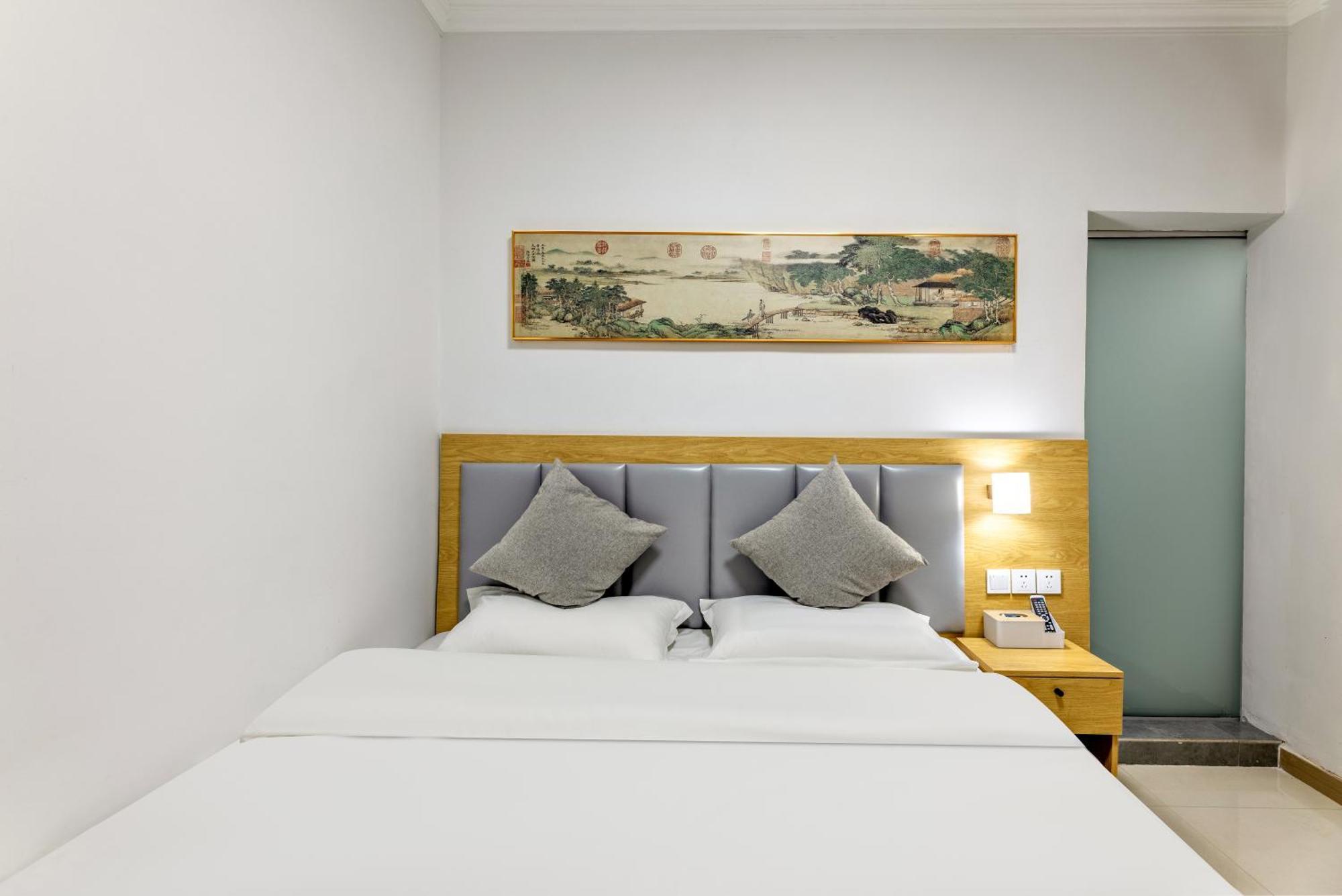 בייג'ינג Happy Dragon Hotel -- Nearby Tiananmen Square & Forbidden City & Wangfujing Street & Line 5,6,8 Subway Nearby & Free Coffee & Free Laundry & Fluent English Speaking & Tourist Attractions Ticket Service & Free Wifi Unlimited For Western Software מראה חיצוני תמונה