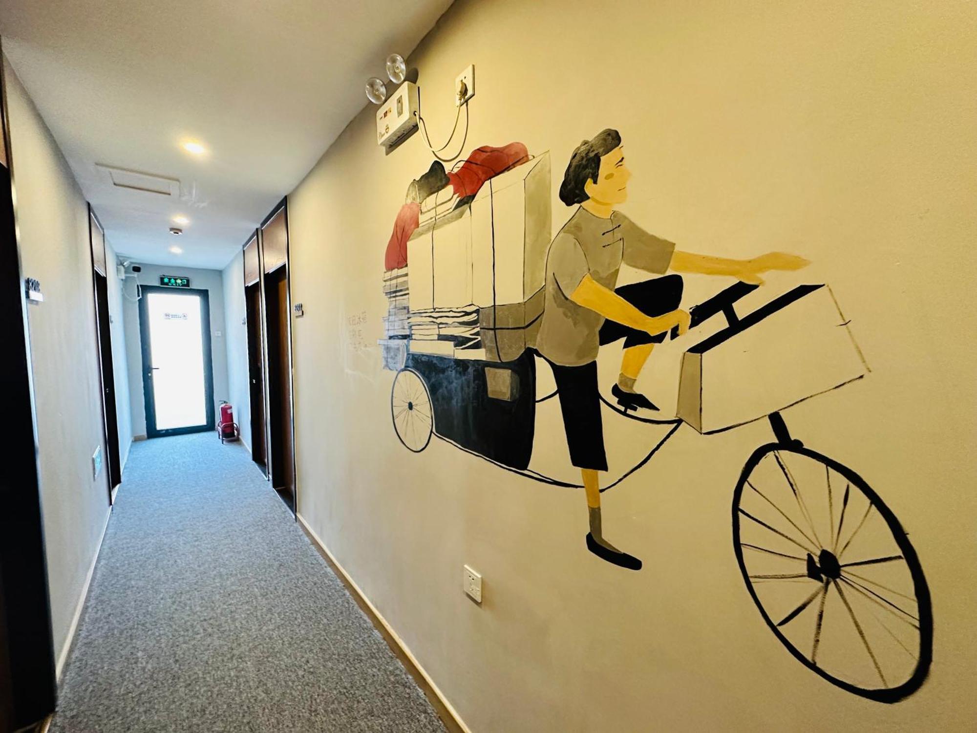 בייג'ינג Happy Dragon Hotel -- Nearby Tiananmen Square & Forbidden City & Wangfujing Street & Line 5,6,8 Subway Nearby & Free Coffee & Free Laundry & Fluent English Speaking & Tourist Attractions Ticket Service & Free Wifi Unlimited For Western Software מראה חיצוני תמונה