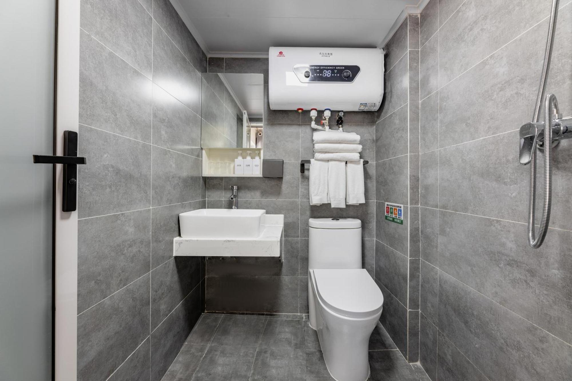 בייג'ינג Happy Dragon Hotel -- Nearby Tiananmen Square & Forbidden City & Wangfujing Street & Line 5,6,8 Subway Nearby & Free Coffee & Free Laundry & Fluent English Speaking & Tourist Attractions Ticket Service & Free Wifi Unlimited For Western Software מראה חיצוני תמונה
