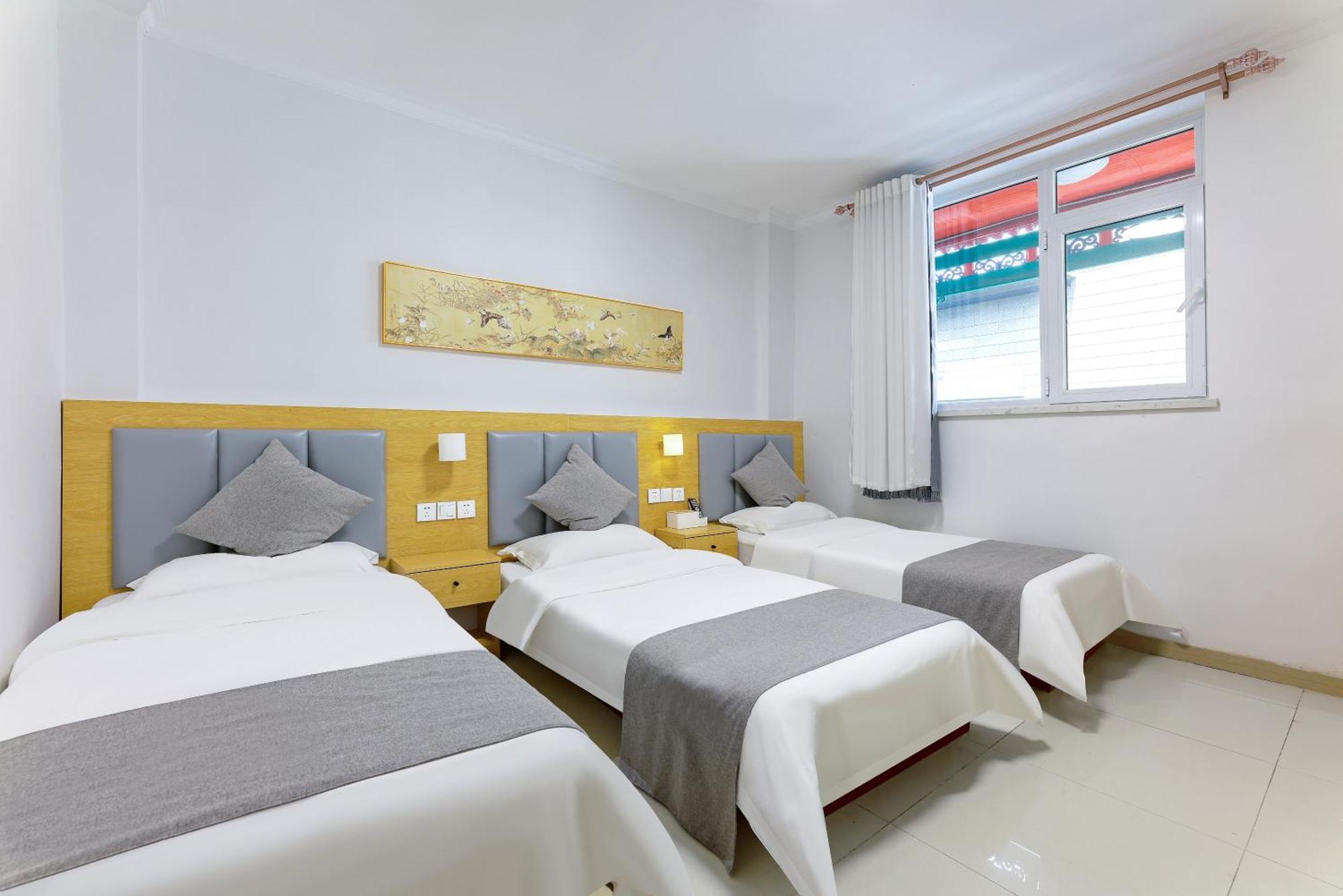 בייג'ינג Happy Dragon Hotel -- Nearby Tiananmen Square & Forbidden City & Wangfujing Street & Line 5,6,8 Subway Nearby & Free Coffee & Free Laundry & Fluent English Speaking & Tourist Attractions Ticket Service & Free Wifi Unlimited For Western Software מראה חיצוני תמונה