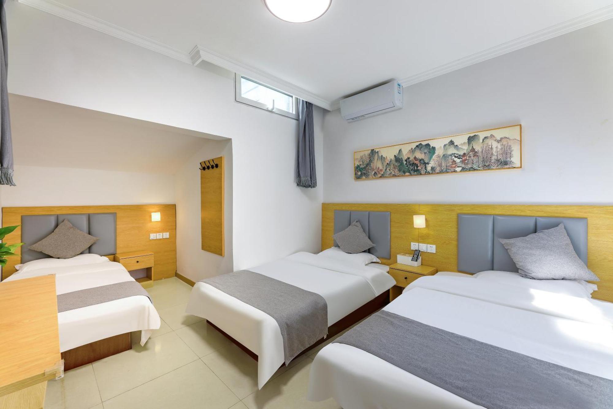 בייג'ינג Happy Dragon Hotel -- Nearby Tiananmen Square & Forbidden City & Wangfujing Street & Line 5,6,8 Subway Nearby & Free Coffee & Free Laundry & Fluent English Speaking & Tourist Attractions Ticket Service & Free Wifi Unlimited For Western Software מראה חיצוני תמונה