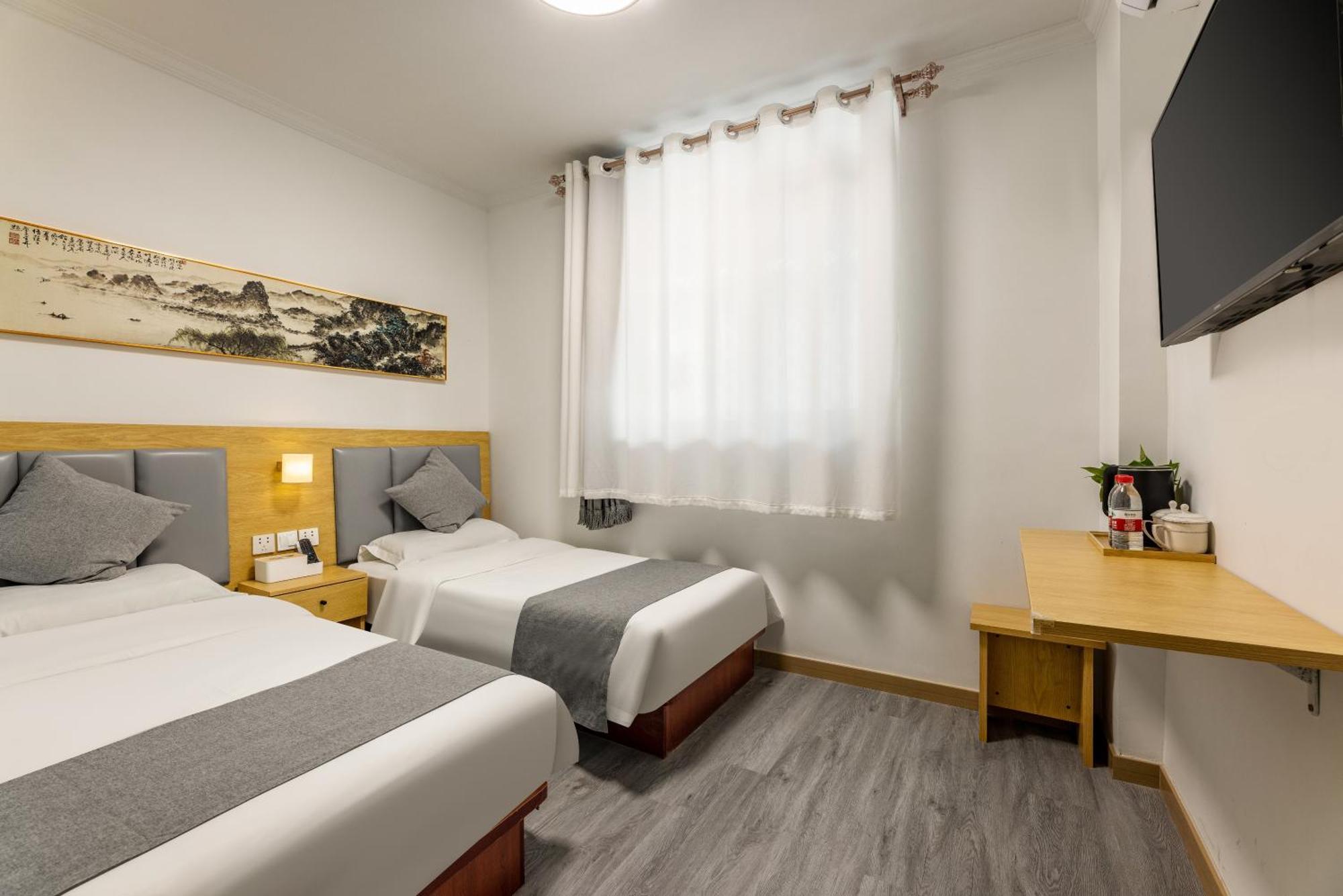 בייג'ינג Happy Dragon Hotel -- Nearby Tiananmen Square & Forbidden City & Wangfujing Street & Line 5,6,8 Subway Nearby & Free Coffee & Free Laundry & Fluent English Speaking & Tourist Attractions Ticket Service & Free Wifi Unlimited For Western Software מראה חיצוני תמונה