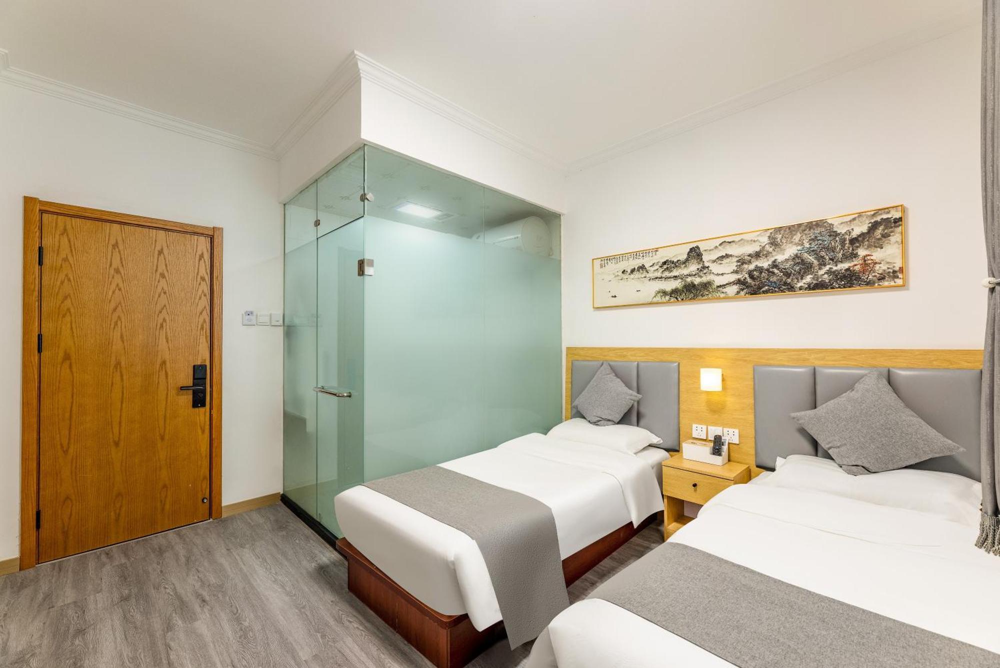 בייג'ינג Happy Dragon Hotel -- Nearby Tiananmen Square & Forbidden City & Wangfujing Street & Line 5,6,8 Subway Nearby & Free Coffee & Free Laundry & Fluent English Speaking & Tourist Attractions Ticket Service & Free Wifi Unlimited For Western Software מראה חיצוני תמונה