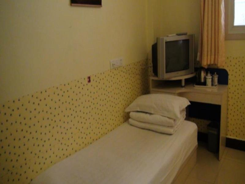בייג'ינג Happy Dragon Hotel -- Nearby Tiananmen Square & Forbidden City & Wangfujing Street & Line 5,6,8 Subway Nearby & Free Coffee & Free Laundry & Fluent English Speaking & Tourist Attractions Ticket Service & Free Wifi Unlimited For Western Software מראה חיצוני תמונה