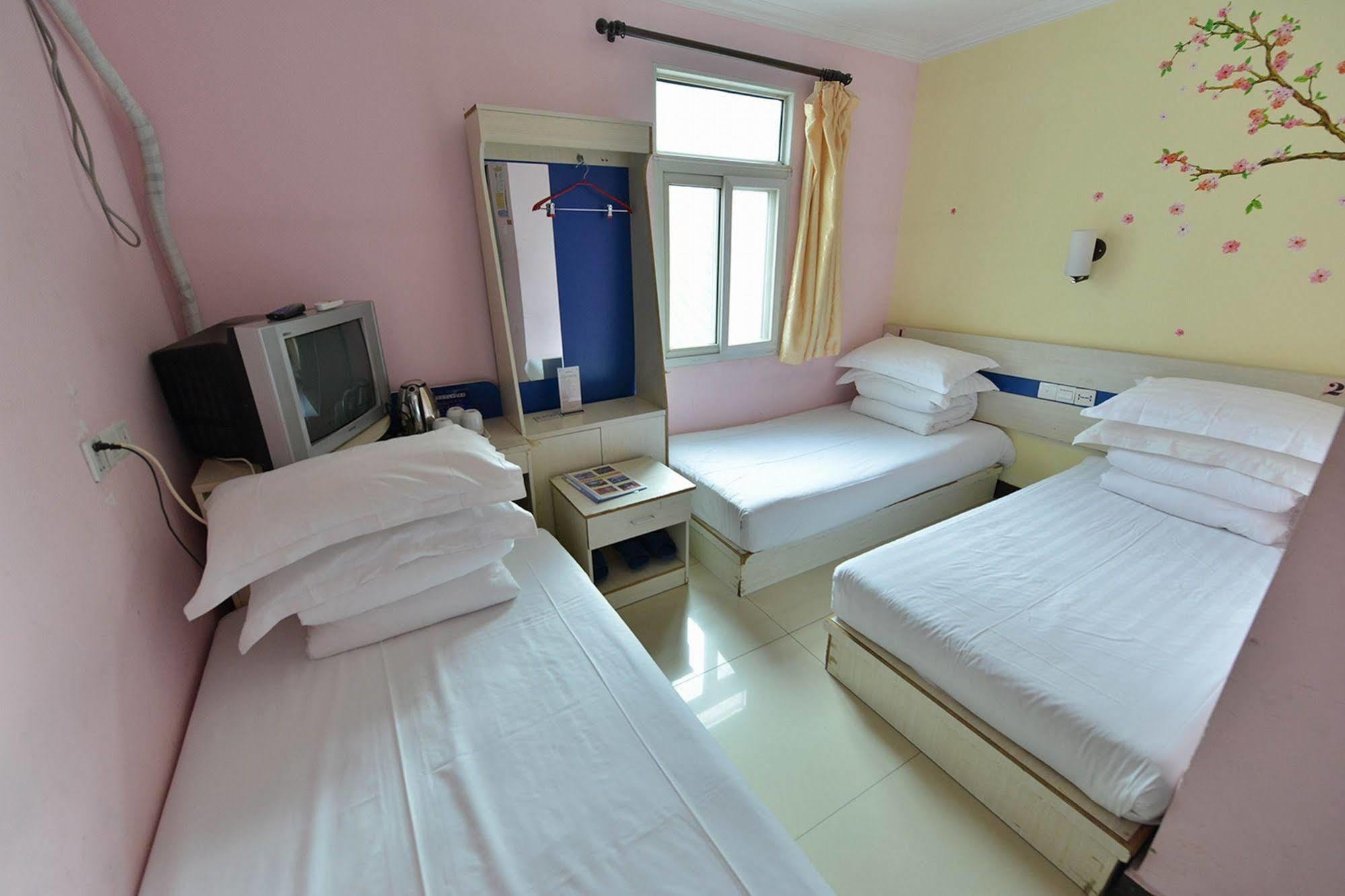 בייג'ינג Happy Dragon Hotel -- Nearby Tiananmen Square & Forbidden City & Wangfujing Street & Line 5,6,8 Subway Nearby & Free Coffee & Free Laundry & Fluent English Speaking & Tourist Attractions Ticket Service & Free Wifi Unlimited For Western Software מראה חיצוני תמונה