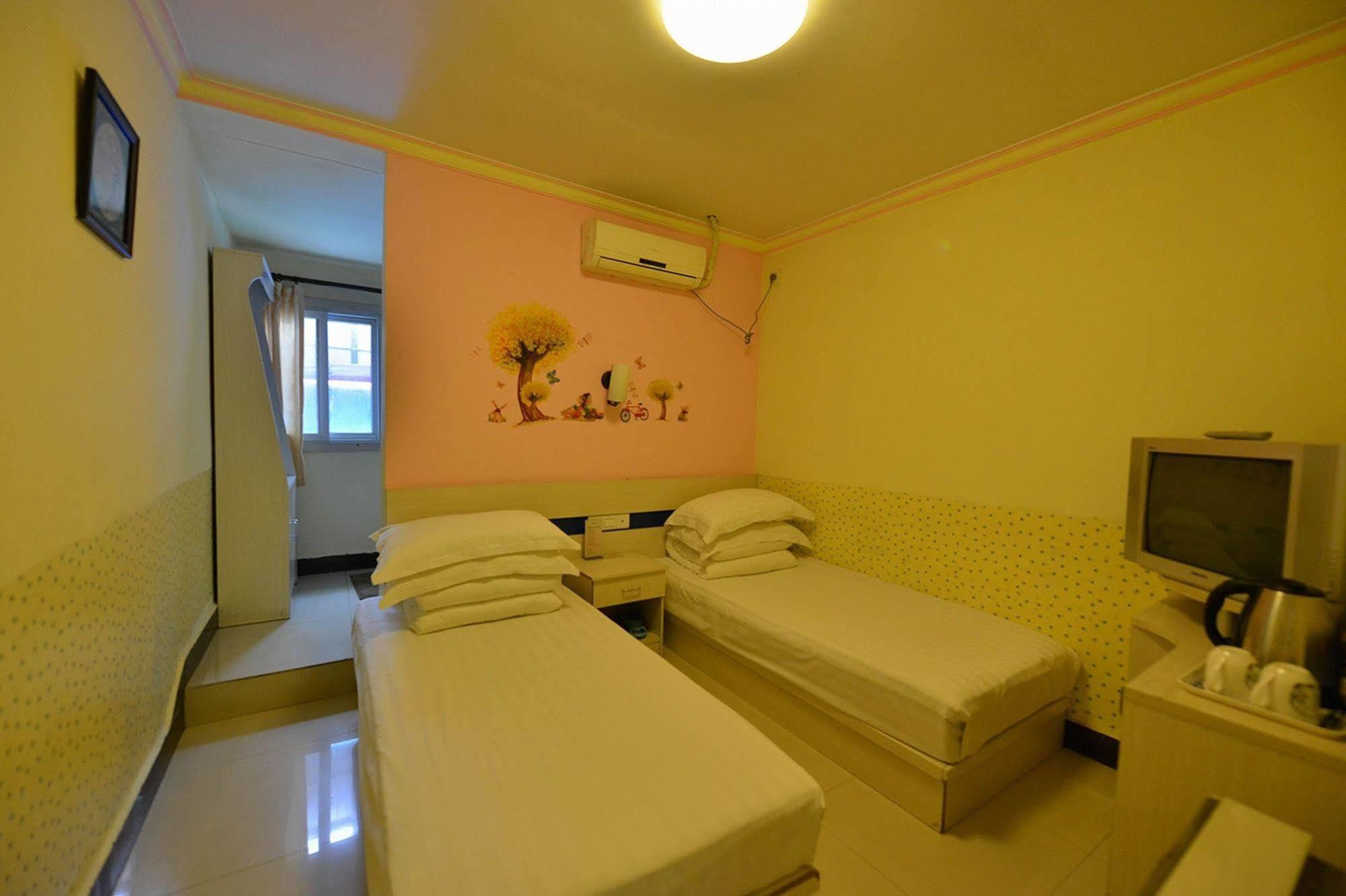 בייג'ינג Happy Dragon Hotel -- Nearby Tiananmen Square & Forbidden City & Wangfujing Street & Line 5,6,8 Subway Nearby & Free Coffee & Free Laundry & Fluent English Speaking & Tourist Attractions Ticket Service & Free Wifi Unlimited For Western Software מראה חיצוני תמונה